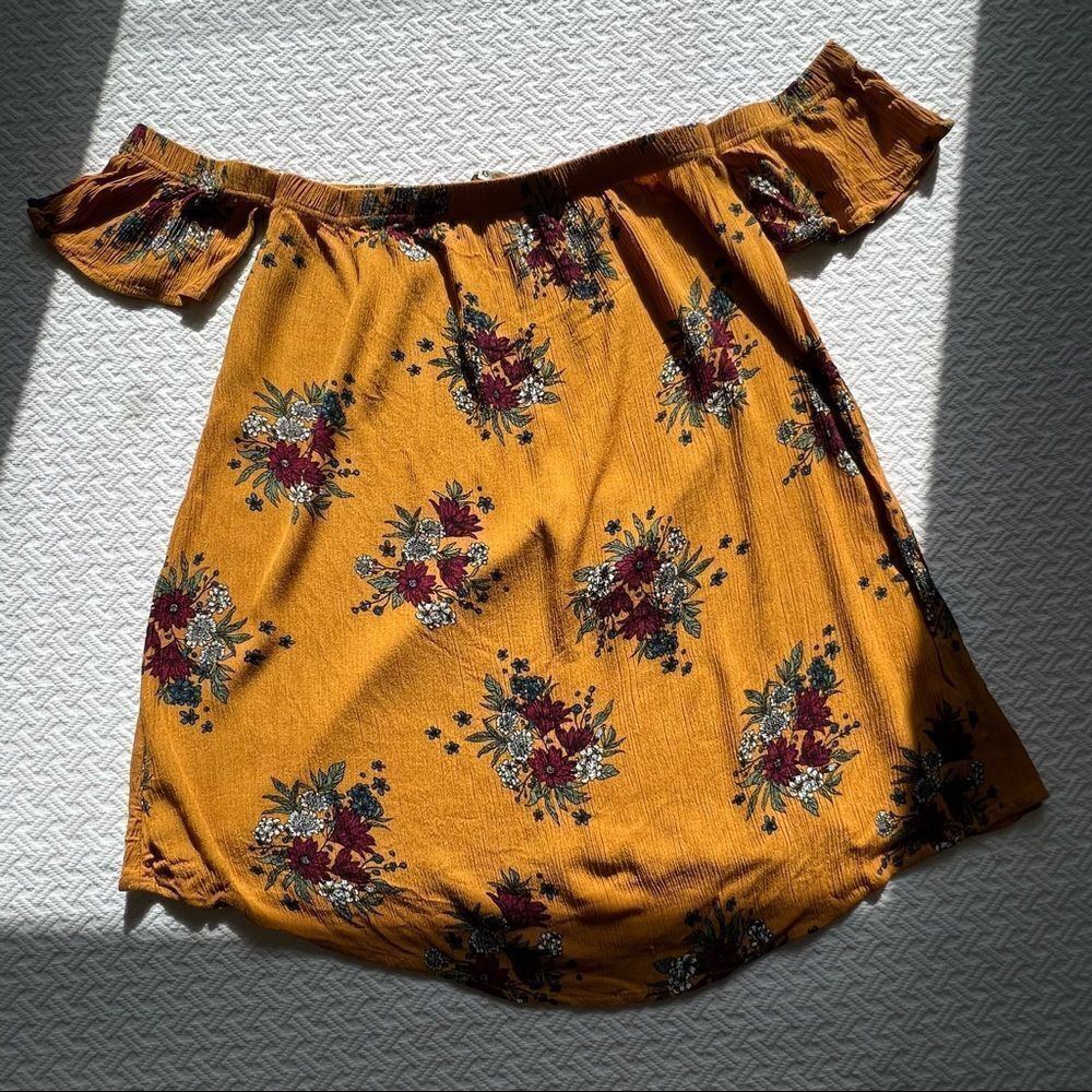 Lira side split tee.